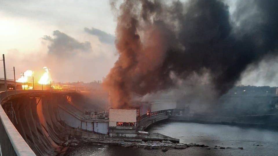 Video: Ruský útok poničil Dněperskou elektrárnu, do řeky unikly ropné látky